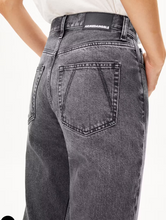 Charger l'image dans la galerie, Jeans gris en coton bio et recyclé - Aaikala gloomy