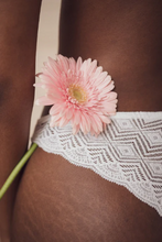 Charger l'image dans la galerie, Tanga en dentelle recyclée Olly - Dawa