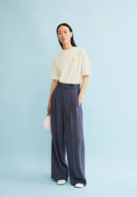 Charger l&#39;image dans la galerie, T-shirt épais en coton bio avec détails - Tarjaa A iconic
