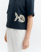 Charger l'image dans la galerie, Chemise légère avec patch poisson - Fish patch ane blouse
