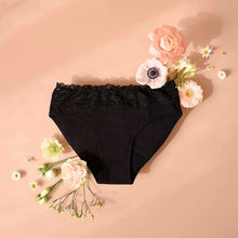 Charger l'image dans la galerie, Culotte menstruelle à dentelle en coton bio Bertyne chez WeCo Store à Liège
