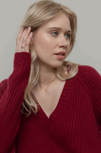 Charger l&#39;image dans la galerie, Pull col V - Manon red vinaccia
