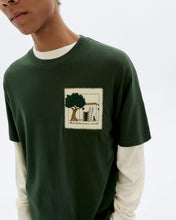 Charger l&#39;image dans la galerie, T-shirt avec graphisme - House bottle green aaron tee

