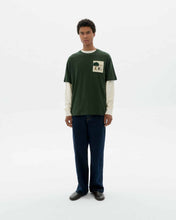 Charger l&#39;image dans la galerie, T-shirt avec graphisme - House bottle green aaron tee

