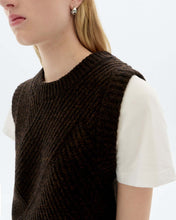 Charger l&#39;image dans la galerie, Débardeur en maille chocolat - Kaia knitted vest
