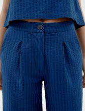 Charger l&#39;image dans la galerie, Pantalon en seersucker - Manolita cobalt
