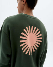 Charger l&#39;image dans la galerie, Sweat vert avec soleil au dos - Sol contrast bottle green leon sweatshirt
