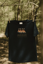 Charger l&#39;image dans la galerie, T-shirt unisexe giraffe race - Girafon Bleu
